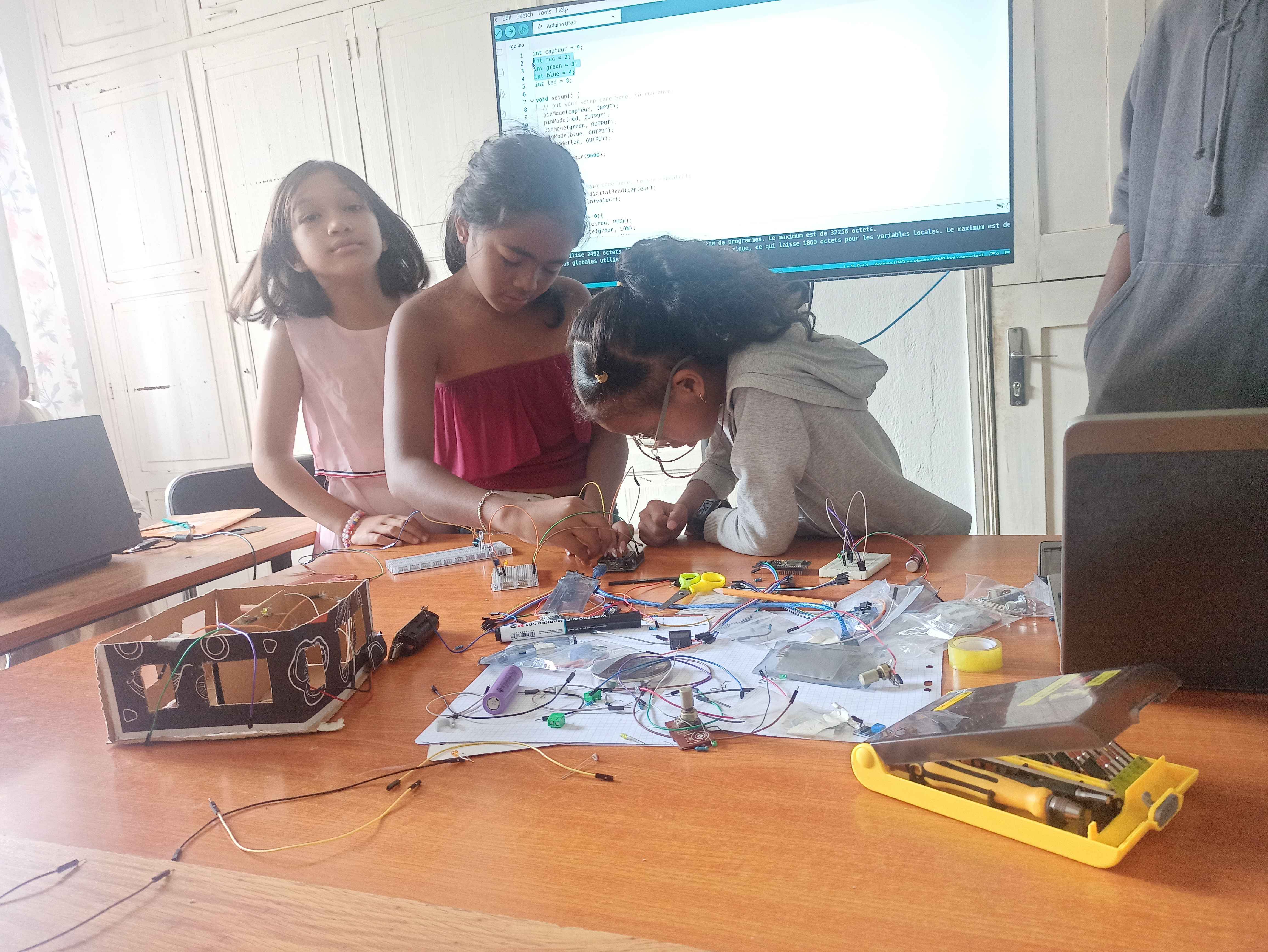 Jeune garçon à lunettes concentré sur son ordinateur portable